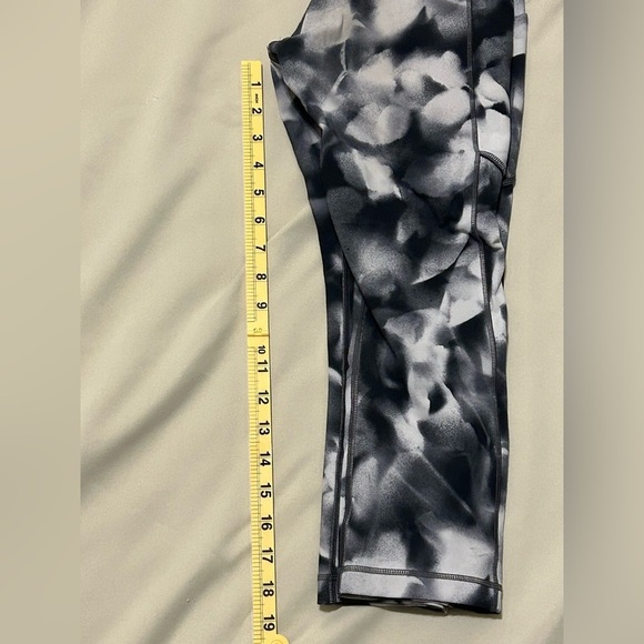 Lululemon Speed Up Crop 21" in Blush Blossom Alpine White Black - Size 6 - Picture 8 of 9
